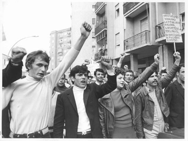 Sciopero dei lavoratori della Manuli contro la serrata - Corteo - Lavoratori salutano con il pugno chiuso - Cartelli di protesta