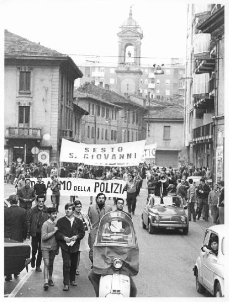 Sciopero unitario dei lavoratori metalmeccanici per il rinnovo del contratto - Corteo - Striscioni - Auto con altoparlante