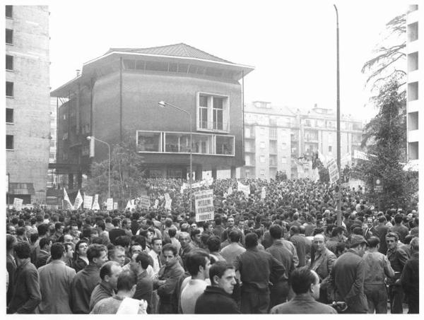 Sciopero unitario dei lavoratori metalmeccanici per il rinnovo del contratto - Lavoratori davanti alla sede del Comune - Striscioni - Cartelli sindacali