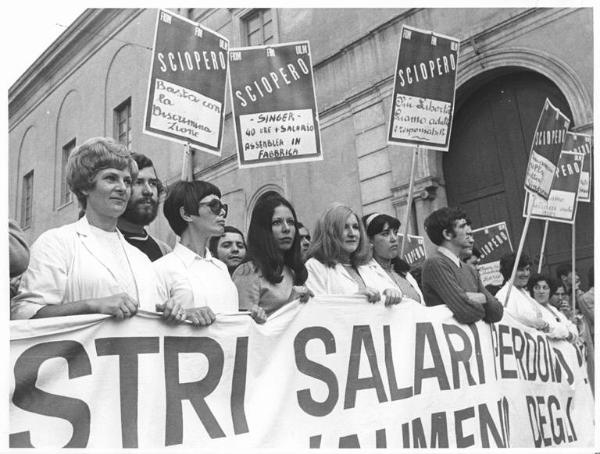 Sciopero dei lavoratori per il rinnovo del contratto dei metalmeccanici - Particolare del corteo - Striscione - Cartelli di sciopero sindacali