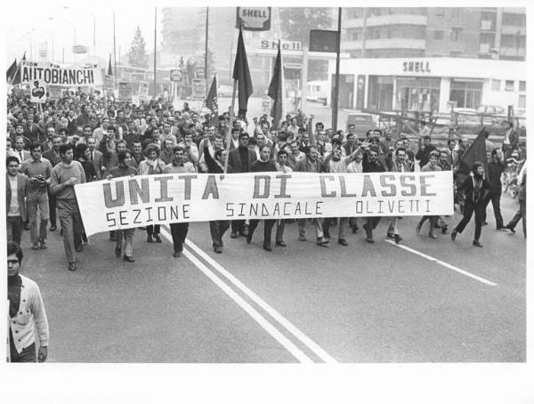 Manifestazione nazionale dei lavoratori metalmeccanici per il contratto - Corteo - Spezzone lavoratori della Olivetti - Striscione - Bandiere