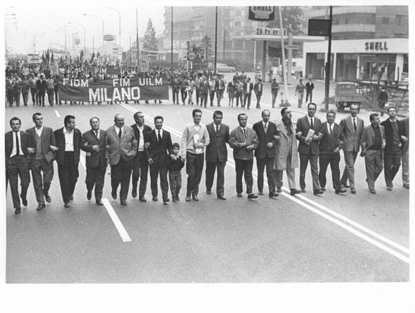 Manifestazione nazionale dei lavoratori metalmeccanici per il contratto - Testa del corteo con i dirigenti sindacali, tra i quali Antonio Pizzinato, Angelo Fumagalli, Annio Breschi, Leonardo Banfi - Striscione - Bandiere