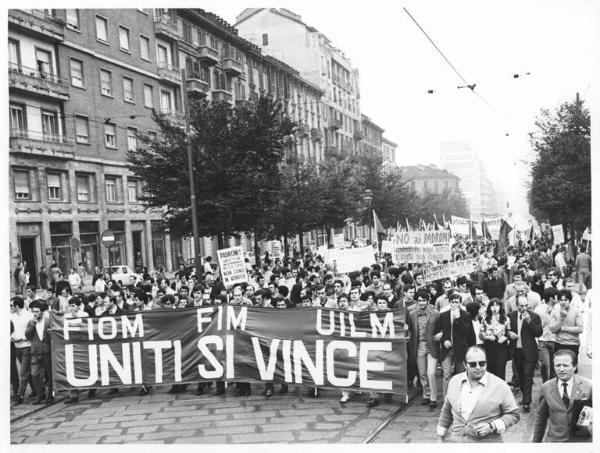 Manifestazione nazionale dei lavoratori metalmeccanici per il contratto - Corteo - Striscione - Cartelli sindacali - Bandiere