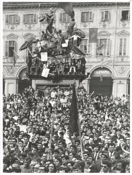 Manifestazione nazionale dei lavoratori metalmeccanici per il contratto - Comizio - Folla di lavoratori - Bandiere