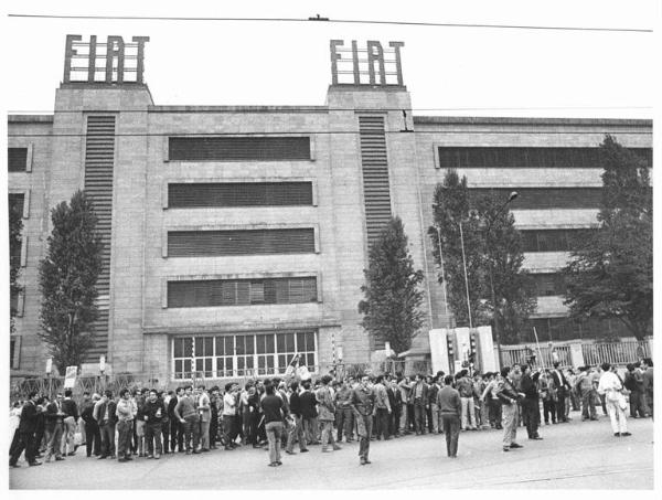 Manifestazione nazionale dei lavoratori metalmeccanici per il contratto - Picchetto dei lavoratori davanti all'ingresso della Fiat - Cartelli di sciopero sindacali - Insegna Fiat