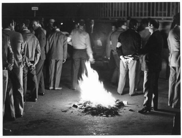 Manifestazione nazionale dei lavoratori metalmeccanici per il contratto - Picchetto dei lavoratori davanti all'ingresso della Fiat - Lavoratori intorno al fuoco