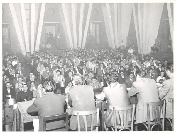 Camera del Lavoro - Salone "Di Vittorio" - Interno - Assemblea unitaria per il contratto chimici-farmaceutici - Panoramica sulla sala - Platea