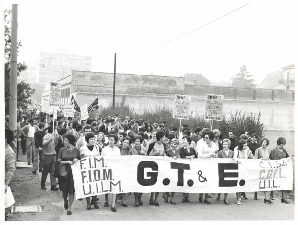 Sciopero dei lavoratori della Gte - Testa del corteo - Lavoratrici dietro allo striscione - Cartelli di sciopero Cgil, Cisl, Uil