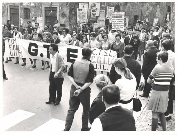 Sciopero dei lavoratori della Gte - Corteo - Lavoratrici dietro allo striscione - Cartelli di sciopero Cgil, Cisl, Uil