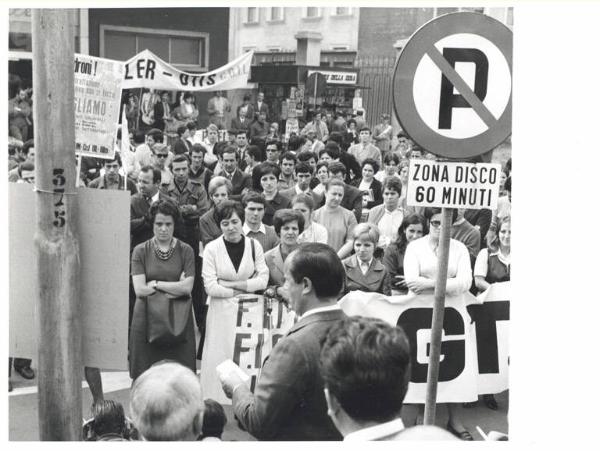 Sciopero dei lavoratori della Gte - Comizio - Oratore al microfono - Lavoratrici dietro allo striscione - Cartelli di sciopero Cgil, Cisl, Uil