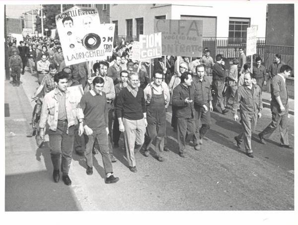 Sciopero dei lavoratori metallurgici di Novate - Corteo - Operai con tuta da lavoro - Cartelli di sciopero Fiom Cgil