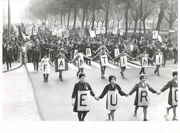 Sciopero dei lavoratori metallurgici per il rinnovo del contratto - Corteo proveniente da Lambrate - Operaie con grembiule da lavoro - Cartelli di protesta Cgil, Cisl, Uil - Bandiere