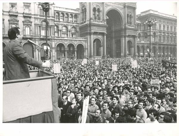 Sciopero dei lavoratori metallurgici per il rinnovo del contratto - Piazza del Duomo - Comizio - Annio Breschi al microfono - Folla di lavoratori - Cartelli di protesta