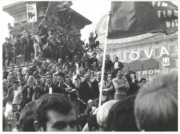 Sciopero dei lavoratori metallurgici per il rinnovo del contratto - Piazza del Duomo - Monumento a Vittorio Emanuele II - Lavoratori al comizio - Cartelli di protesta - Bandiere Fim, Fiom, Uilm