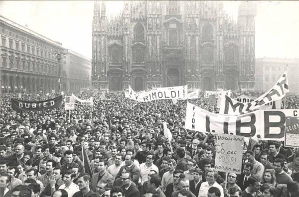 Sciopero dei lavoratori metallurgici per il rinnovo del contratto - Piazza del Duomo - Comizio - Folla di lavoratori - Cartelli di protesta - Striscioni