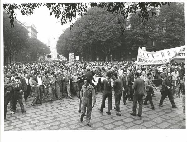 Sciopero dei lavoratori metallurgici per il rinnovo del contratto - Corteo - Spezzone lavoratori dell'Alfa Romeo - Operai con tuta da lavoro - Renzo Pecorari - Striscione - Cartelli di protesta - Campanacci