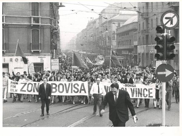 Sciopero dei lavoratori metallurgici per il rinnovo del contratto - Corteo proveniente dalla Bovisa in via Farini - Tram bloccati - Striscioni - Cartelli di protesta - Bandiere Fim, Fiom, Uilm