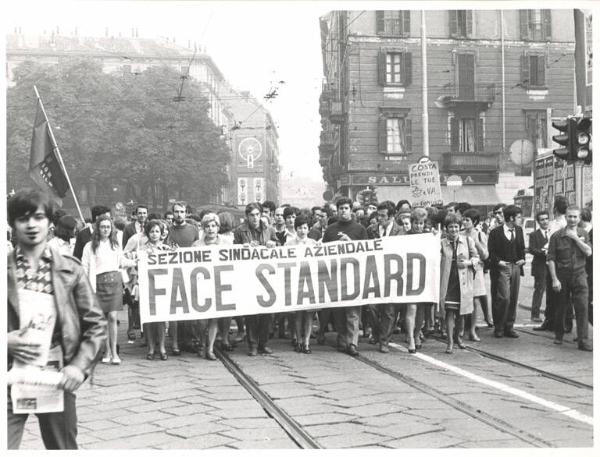 Sciopero dei lavoratori metallurgici per il rinnovo del contratto - Corteo proveniente dalla Bovisa - Spezzone lavoratori della Face Standard - Striscione - Cartello di protesta - Bandiera Fim, Fiom, Uilm