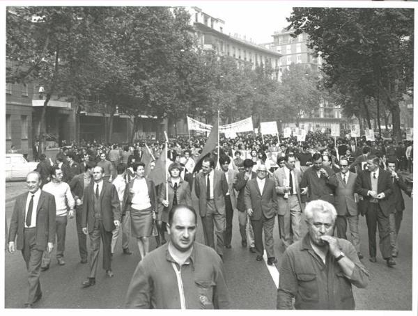 Sciopero dei lavoratori metallurgici per il rinnovo del contratto - Corteo - In prima fila Guido Venegoni e Bruno Trentin - Striscioni - Cartelli di protesta - Bandiere