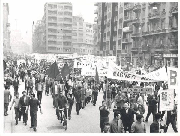 Sciopero dei lavoratori metallurgici per il rinnovo del contratto - Corteo proveniente da Sesto San Giovanni in piazza Argentina - Striscioni - Bandiere - Campanacci