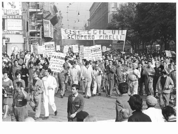 Sciopero generale per le riforme - Corteo - Spezzone lavoratori della Pirelli - Operai con tuta da lavoro, fischietti, campanacci - Striscione - Cartelli di protesta