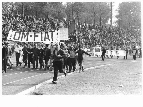 Sciopero generale per le riforme - Lavoratori sfilano dentro l'Arena - Spezzone lavoratori della Om Fiat - Operai con tuta da lavoro - Striscione - Cartelli di protesta - Gradinate con lavoratori - Bandiera