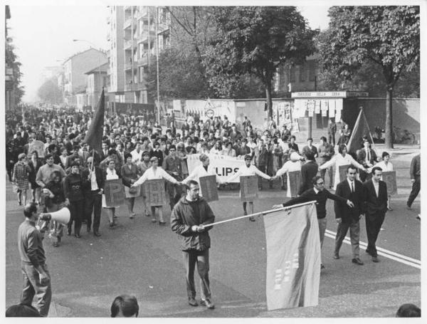 Sciopero generale nazionale per la casa, contro il carovita, per l'occupazione e le riforme - Corteo - Spezzone lavoratori della Philips - Operaie con grembiule da lavoro - Uomo con megafono - Striscione - Bandiere Fim, Fiom, Uilm