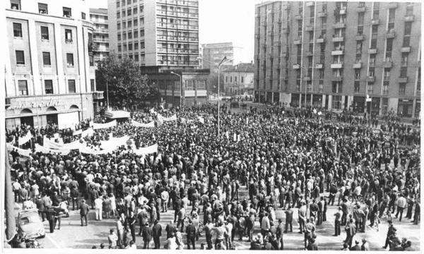 Sciopero generale nazionale per una nuova politica della casa, contro il carovita, per l'occupazione e le riforme - Piazza IV Novembre a Sesto Rondò - Comizio - Folla di lavoratori - Striscioni