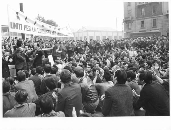 Sciopero dei lavoratori della Alfa Romeo, della Asgen e della Siemens - Il cantastorie Franco Trincale canta davanti alla Siemens - Striscione dell'Alfa Romeo