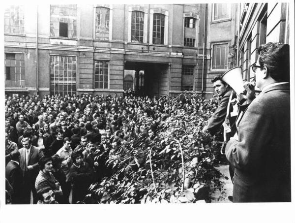 Sciopero dei lavoratori della Tibb - Cortile della fabbrica - Assemblea con i dirigenti sindacali - Lavoratori