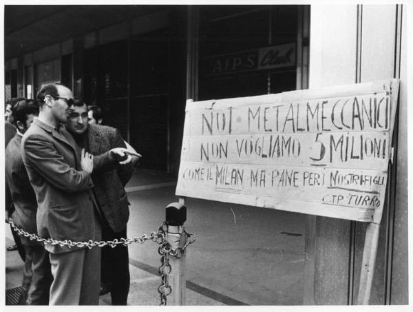 Sciopero dei lavoratori delle aziende statali - Presidio davanti all'Intersind - Lavoratori leggono cartello di protesta dei metalmeccanici