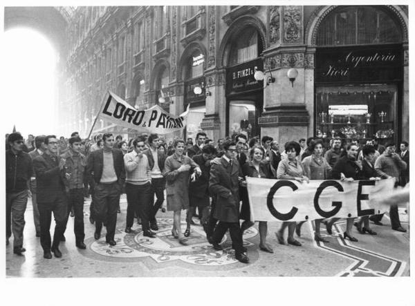 Sciopero dei lavoratori per il contratto - Corteo in Galleria Vittorio Emanuele - Striscioni