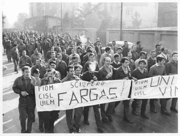 Sciopero generale dopo la sparatoria avvenuta alla Boston - Corteo - Operai con tuta da lavoro - Striscioni