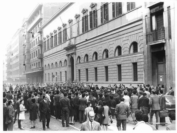 Farmitalia - Presidio dei lavoratori davanti alla Questura - Schieramento delle forze dell'ordine