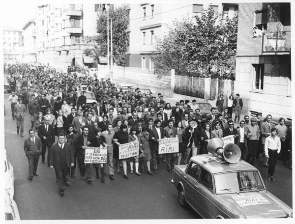 Sciopero dei lavoratori della Riri - Corteo - Uomo con megafono - Cartelli di protesta - Auto con altoparlanti