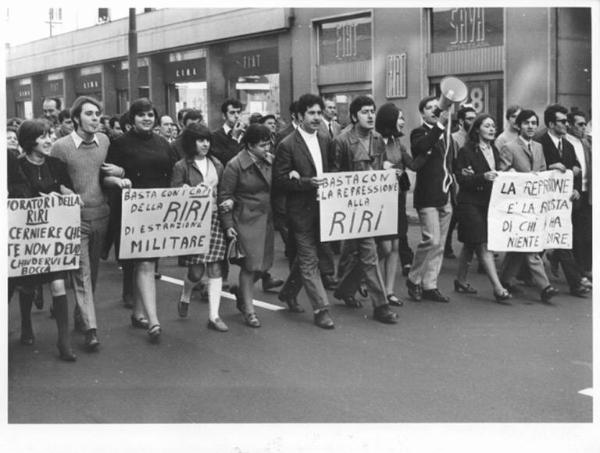 Sciopero dei lavoratori della Riri - Testa del Corteo - Uomo con megafono - Cartelli di protesta