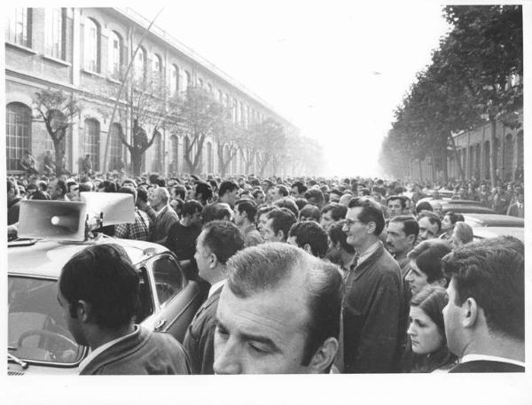 Breda elettromeccanica - Cortile - Assemblea di fabbrica - Operai con tuta da lavoro - Auto con altoparlante