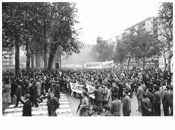 Manifestazione dei lavoratori metalmeccanici davanti alla Rai contro la disinformazione e le distorsioni sulle lotte - Corteo - Operai con tuta da lavoro - Striscioni