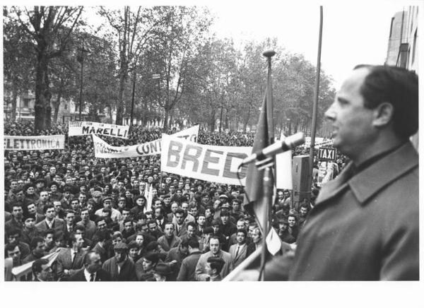 Manifestazione dei lavoratori metalmeccanici davanti alla Rai contro la disinformazione e le distorsioni sulle lotte - Comizio - Annio Breschi al microfono - Lavoratori - Striscioni delle fabbriche