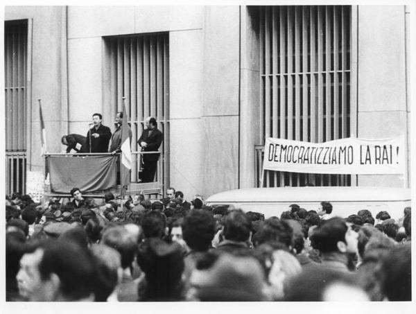 Manifestazione dei lavoratori metalmeccanici davanti alla Rai contro la disinformazione e le distorsioni sulle lotte - Comizio - Oratore al microfono - Annio Breschi sul palco - Striscione - Bandiera italiana