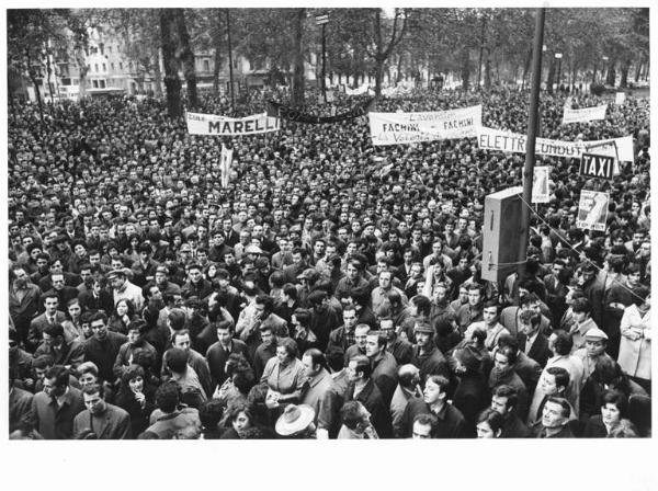 Manifestazione dei lavoratori metalmeccanici davanti alla Rai contro la disinformazione e le distorsioni sulle lotte - Comizio - Folla davanti alla Rai - Striscioni delle fabbriche