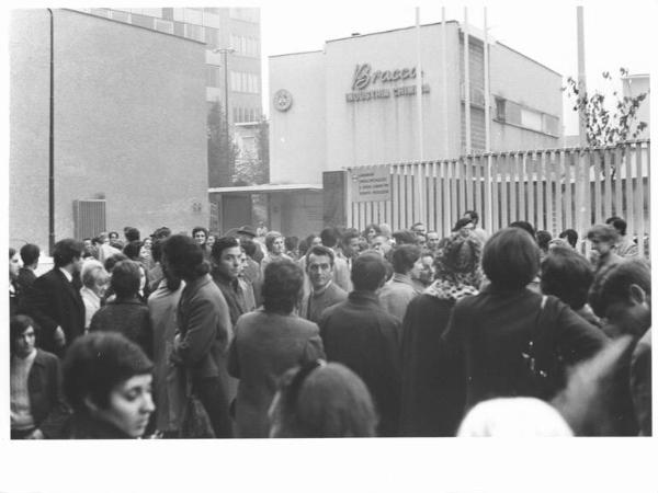 Sciopero dei lavoratori della Bracco - Presidio davanti ai cancelli della fabbrica - Insegna Bracco industria chimica