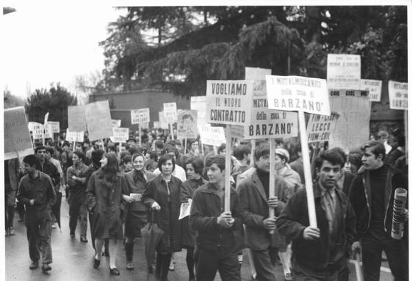 Sciopero dei lavoratori metallurgici della Brianza - Corteo - Operai - Cartelli di sciopero e di rivendicazione