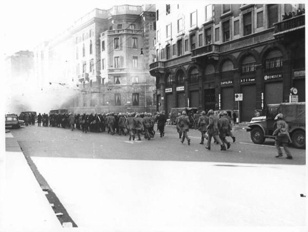 Sciopero generale nazionale per una nuova politica della casa, contro il carovita, per l'occupazione e le riforme - Via Larga - Scontri con le forze dell'ordine - Forze dell'ordine con caschi - Camionette militari - Fumo di lacrimogeni