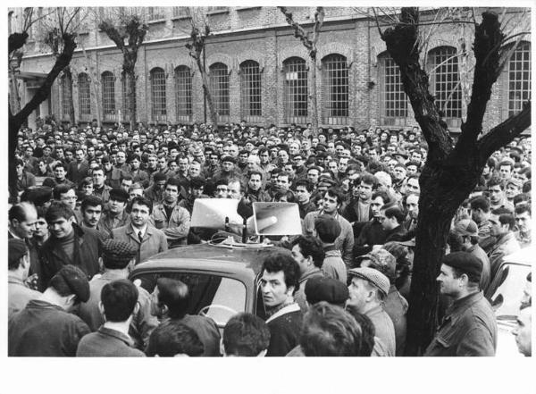 Sciopero dei lavoratori della Breda - Assemblea davanti alla fabbrica - Operai con tuta da lavoro - Auto con altoparlanti