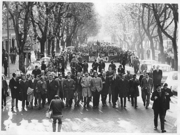 Manifestazione nazionale dei lavoratori metalmeccanici per il contratto di lavoro - Testa del corteo con i dirigenti sindacali - Striscione Fiom, Fim, Uilm - Bandiere - Cartelli