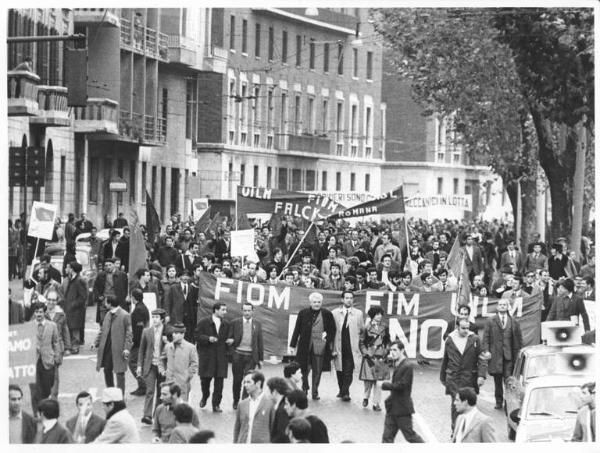 Manifestazione nazionale dei lavoratori metalmeccanici per il contratto di lavoro - Corteo - Striscioni - Bandiere