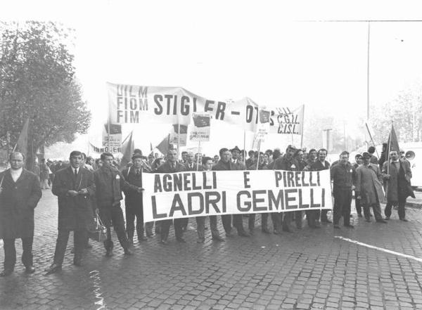 Manifestazione nazionale dei lavoratori metalmeccanici per il contratto di lavoro - Corteo - Spezzone lavoratori Stigler Otis - Striscione "Agnelli e Pirelli ladri gemelli" - Bandiere - Cartelli