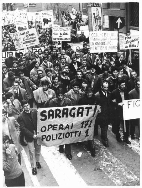 Manifestazione nazionale dei lavoratori metalmeccanici per il contratto di lavoro - Corteo - Spezzone bancari di Roma - Cartelli