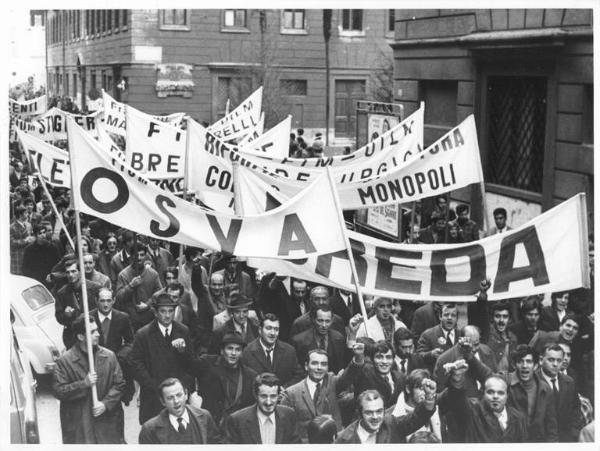 Manifestazione nazionale dei lavoratori metalmeccanici per il contratto di lavoro - Corteo - Spezzone lavoratori Osva, Breda - Lavoratori salutano con il pugno chiuso - Striscioni